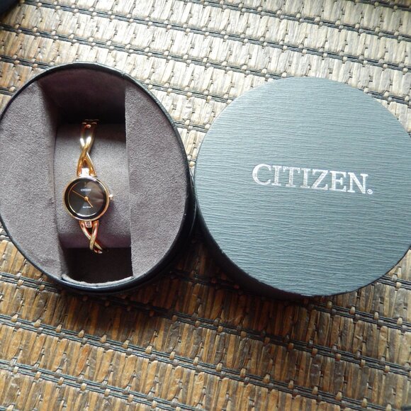 New Citizen Eco Drive Axiom Watch Goldtone Black Dial Crystals EX1422-54E $325 - Picture 2 of 11